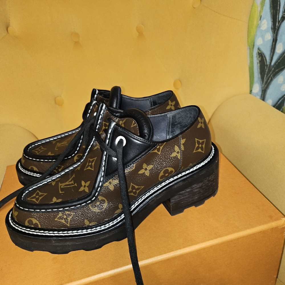 Louis Vuitton Laced Loafers barely worn Size 9 Brown